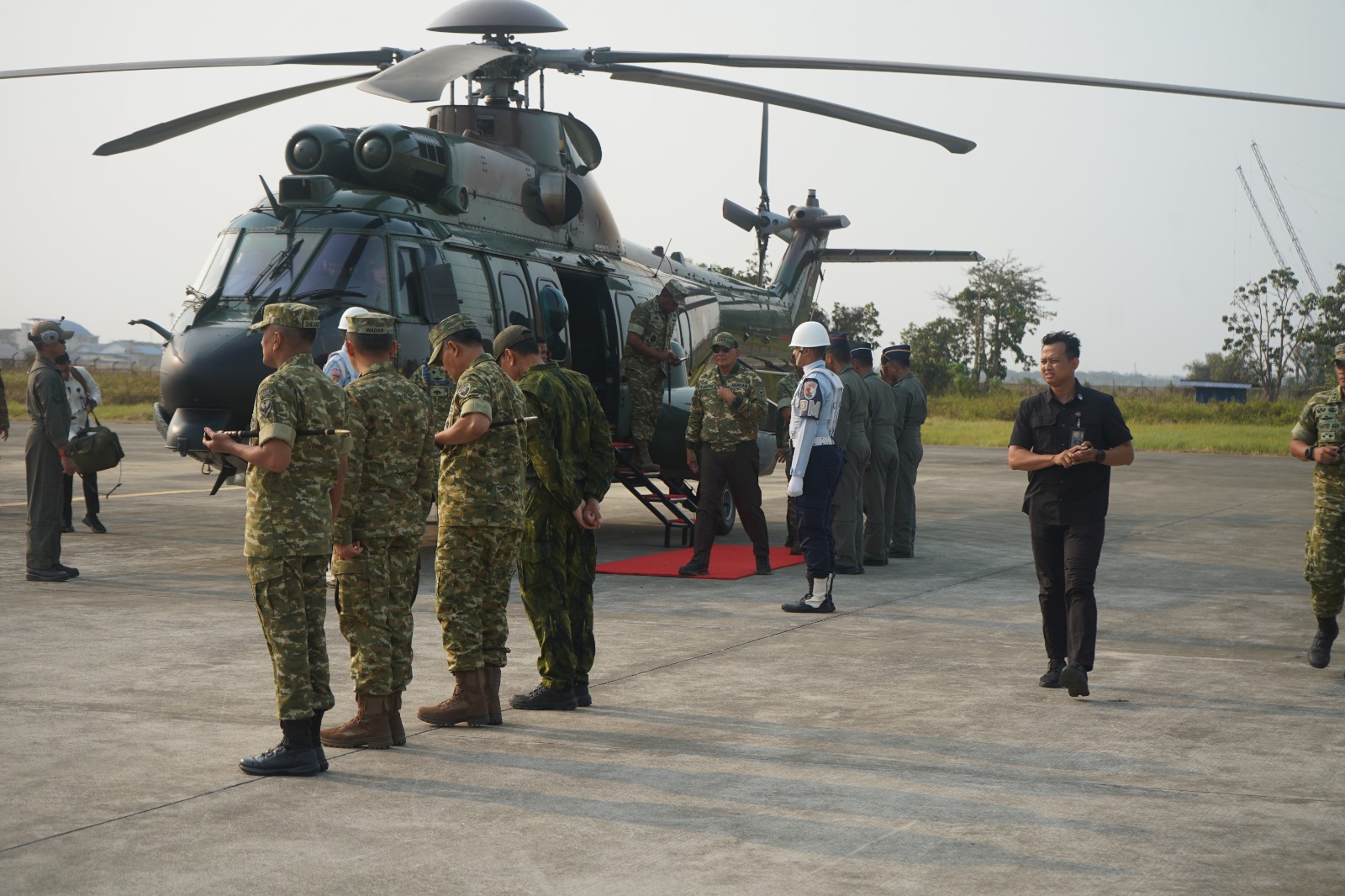 Kodaeral XI Bersama Jajaran TNI, Menyambut Menhan RI  Usai Kunjungan Kerja ke Yonif TP 817/AOBA