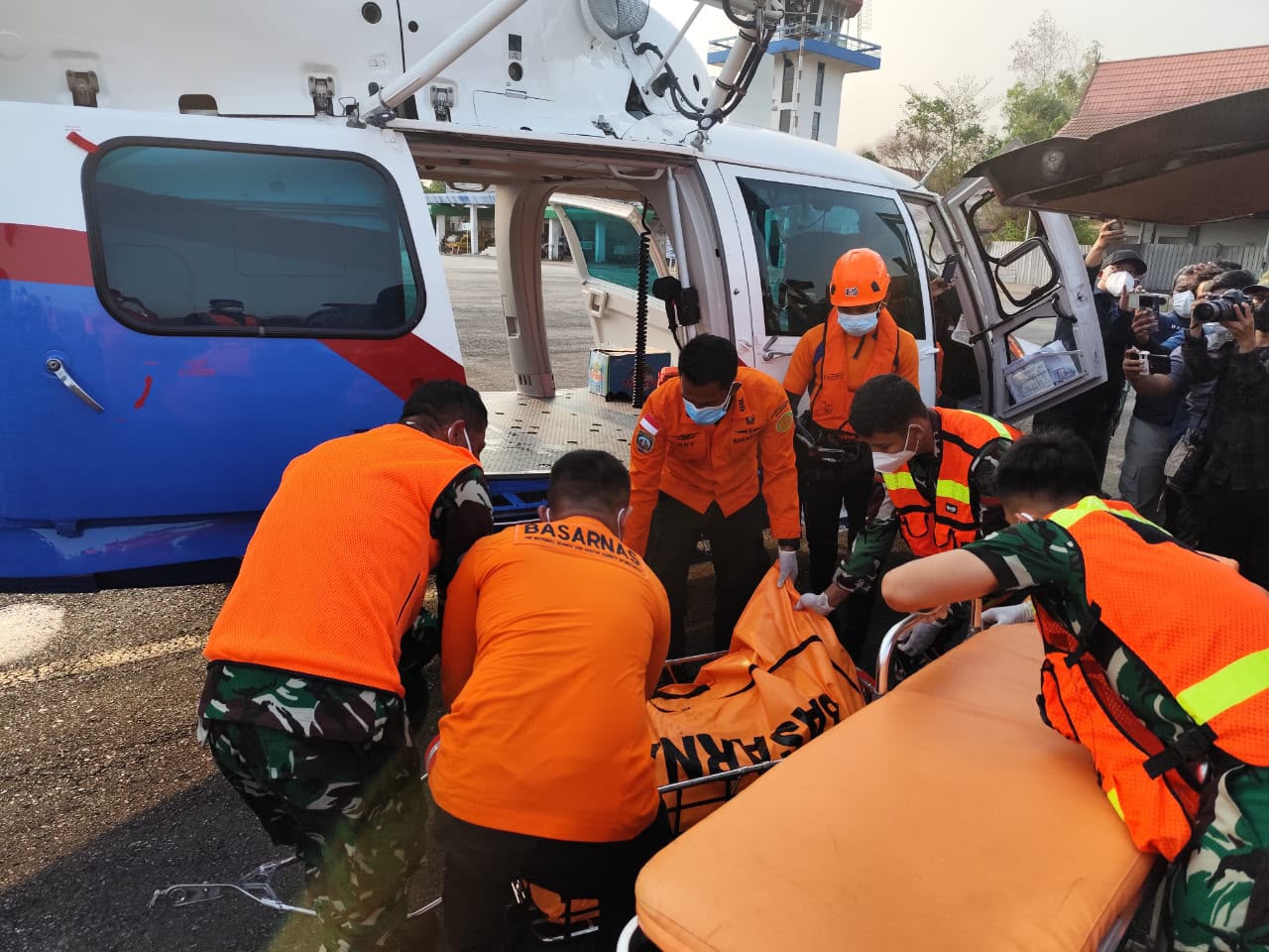 30 Mil Laut dari Darat, Helikopter Polri Evakuasi Jenazah Korban KM Virgo Transport 8